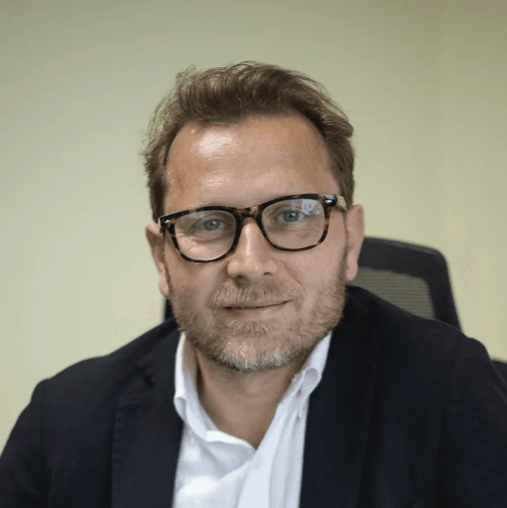 Il Dott. Paolo Ghidoni, primo piano con occhiali