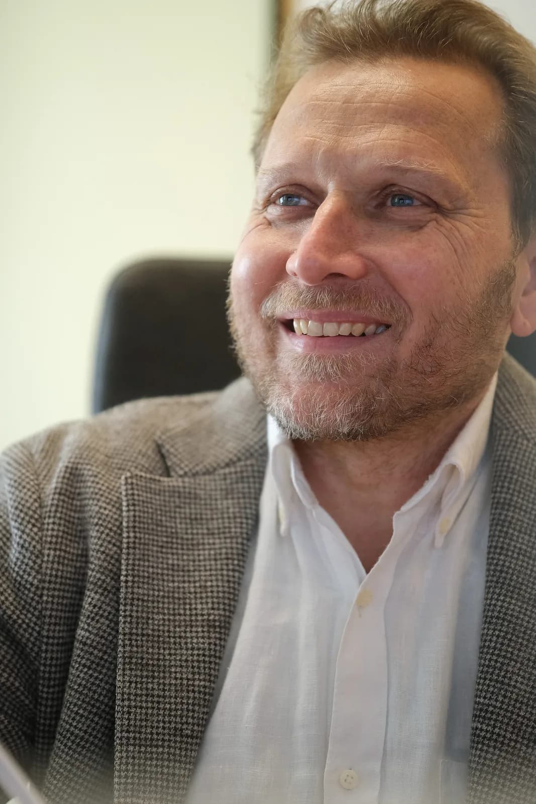 Ritratto del Dott. Paolo Ghidoni in giacca, sorridente